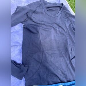 Lululemon 6 navy Silversent long sleeve